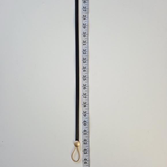 Thin black belt with gold circular buckle - Picture 6 of 7